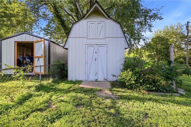 128 SW 18TH Street, Oak Grove, MO 64075