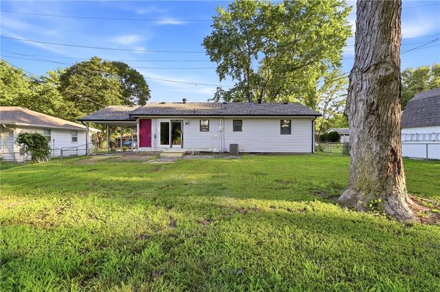 128 SW 18TH Street, Oak Grove, MO 64075