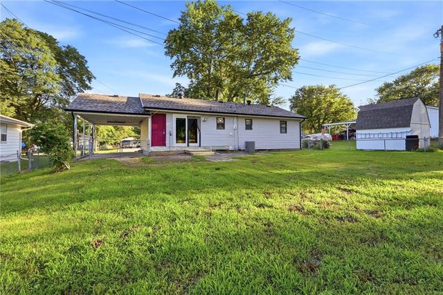 128 SW 18TH Street, Oak Grove, MO 64075