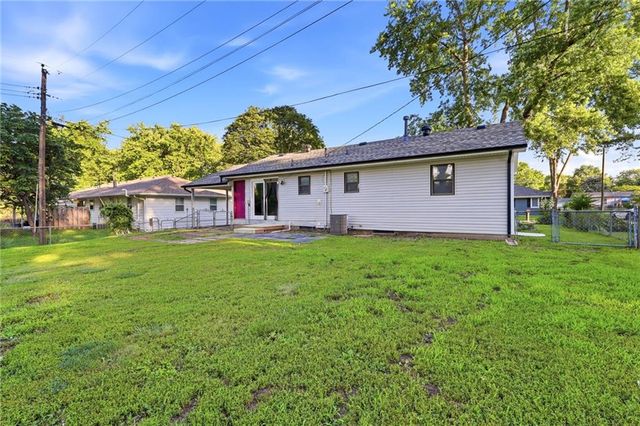 128 SW 18TH Street, Oak Grove, MO 64075