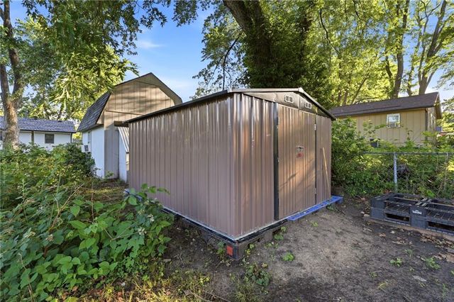 128 SW 18TH Street, Oak Grove, MO 64075