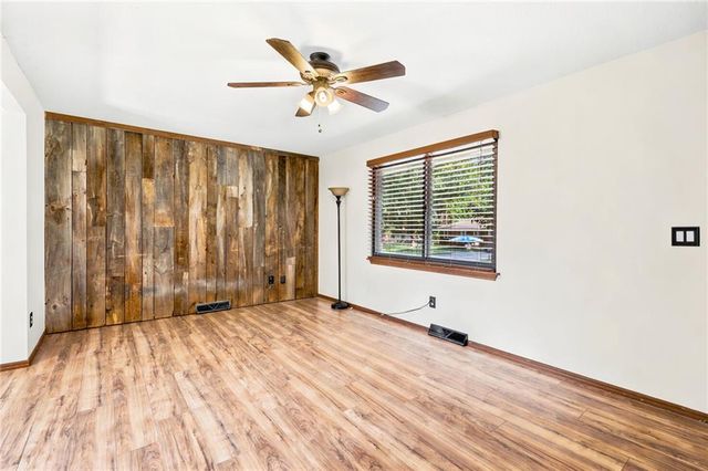 128 SW 18TH Street, Oak Grove, MO 64075