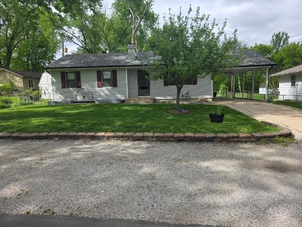 128 SW 18TH Street, Oak Grove, MO 64075