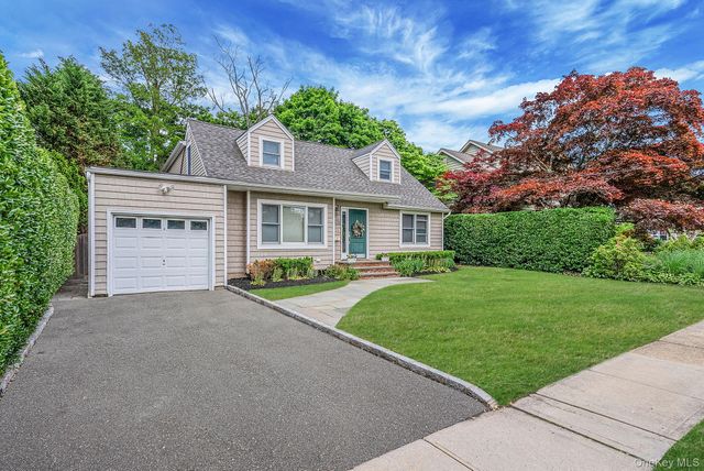 10 Radcliff Boulevard, Glen Head, NY 11545
