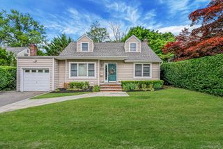 10 Radcliff Boulevard, Glen Head, NY 11545