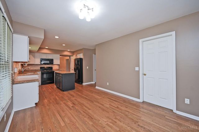 935 Paxton Lake Cove, Miami Twp, OH 45140
