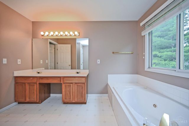 935 Paxton Lake Cove, Miami Twp, OH 45140