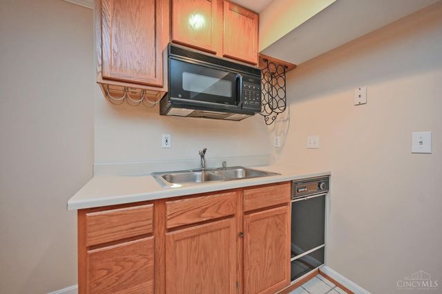 935 Paxton Lake Cove, Miami Twp, OH 45140