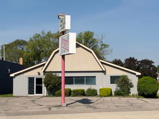 28445 Utica Road, Roseville, MI 48066