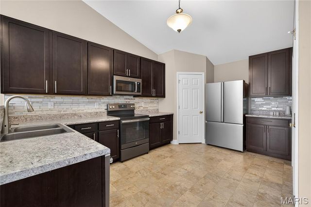 125 Hidden Bluffs Drive, Lake St Louis, MO 63367