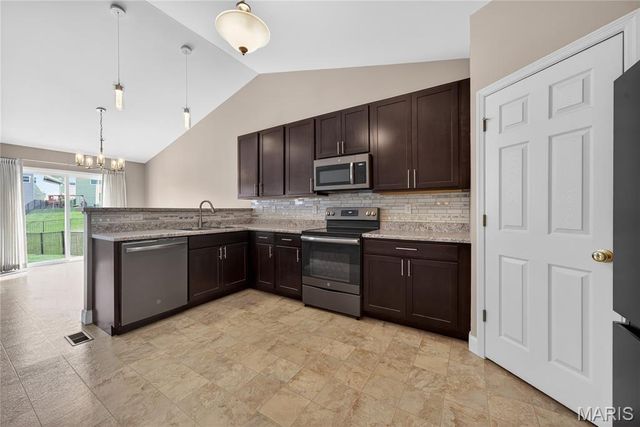 125 Hidden Bluffs Drive, Lake St Louis, MO 63367