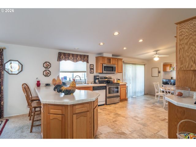 104 WILLAMINA Ln, Roseburg, OR 97470