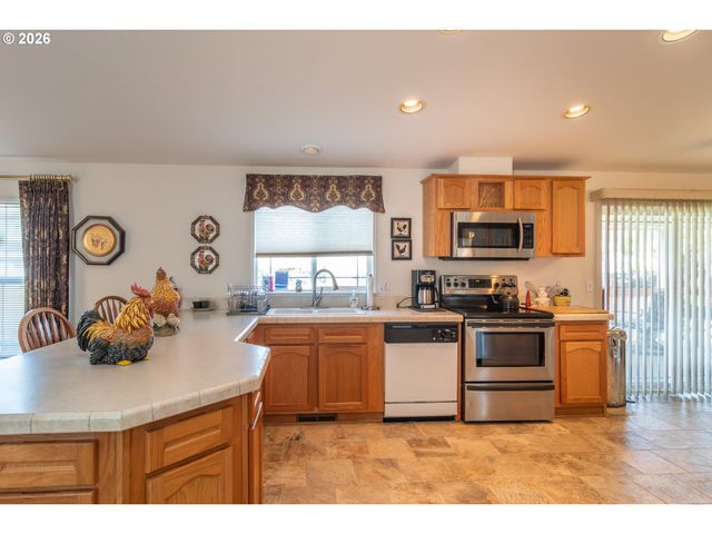 104 WILLAMINA Ln, Roseburg, OR 97470