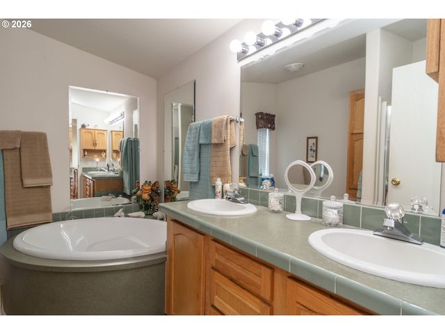 104 WILLAMINA Ln, Roseburg, OR 97470