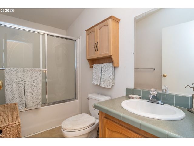 104 WILLAMINA Ln, Roseburg, OR 97470