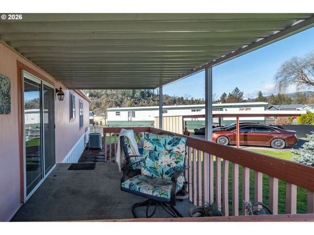 104 WILLAMINA Ln, Roseburg, OR 97470