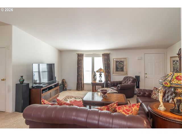 104 WILLAMINA Ln, Roseburg, OR 97470