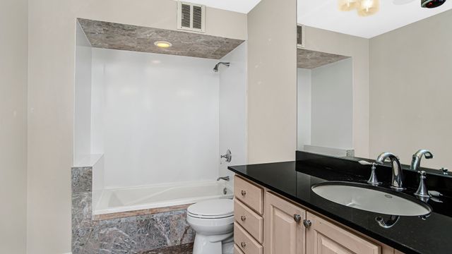 2500 N Lakeview Avenue 3001, Chicago, IL 60614