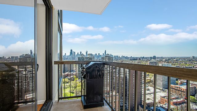 2500 N Lakeview Avenue 3001, Chicago, IL 60614