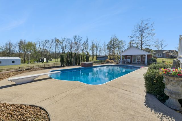 2025 Grandview Dr, Greenbrier, TN 37073