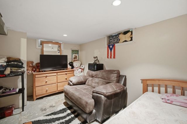 91 Ardmore St, Springfield, MA 01104