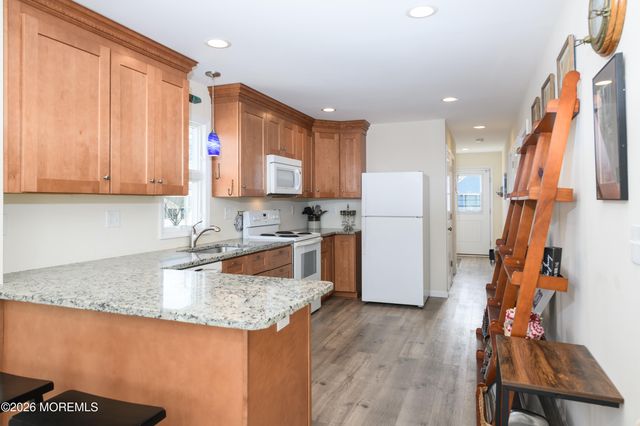 142 Black Point Road H9, Rumson, NJ 07760