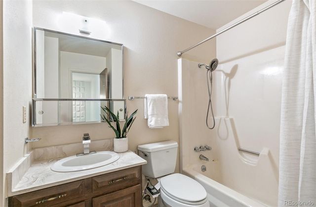 143 Oakland Court, Aurora, CO 80011