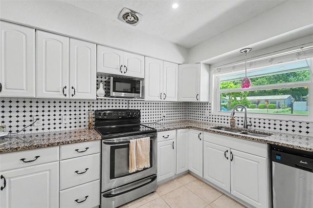 8879 LAKEWOOD DRIVE, Seminole, FL 33772
