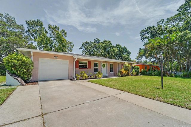 8879 LAKEWOOD DRIVE, Seminole, FL 33772