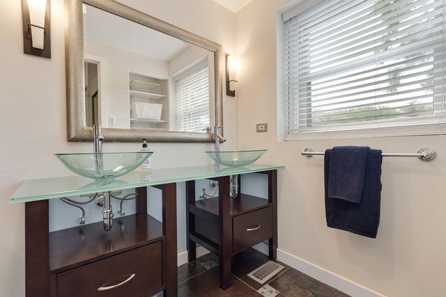 19W019 Avenue Barbizon, Oak Brook, IL 60523