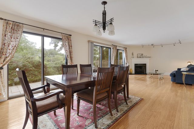 19W019 Avenue Barbizon, Oak Brook, IL 60523