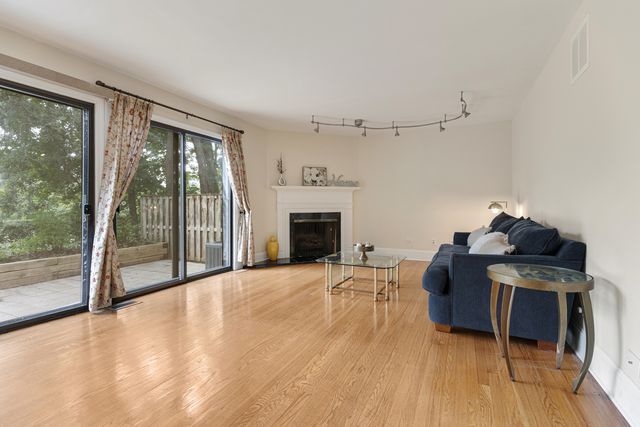 19W019 Avenue Barbizon, Oak Brook, IL 60523