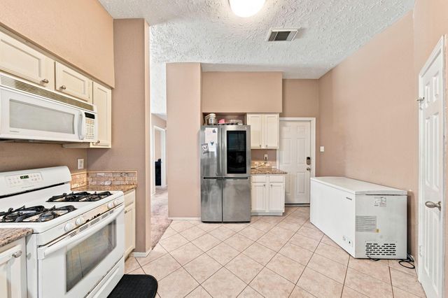 807 Highland Woods Drive, Highlands, TX 77562