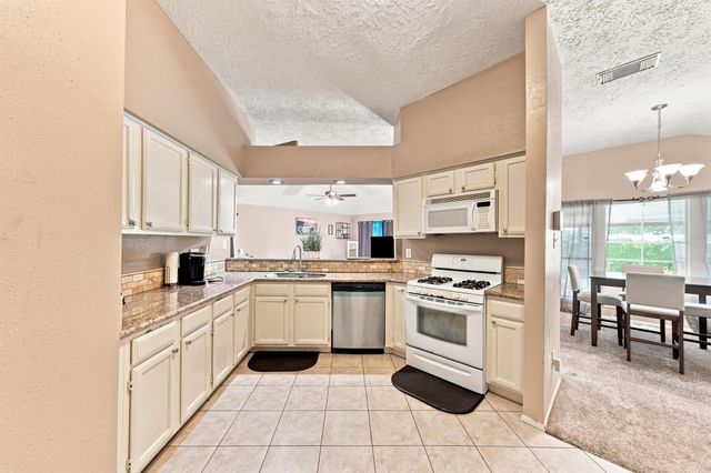 807 Highland Woods Drive, Highlands, TX 77562