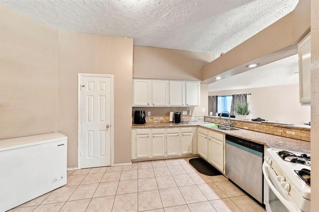 807 Highland Woods Drive, Highlands, TX 77562