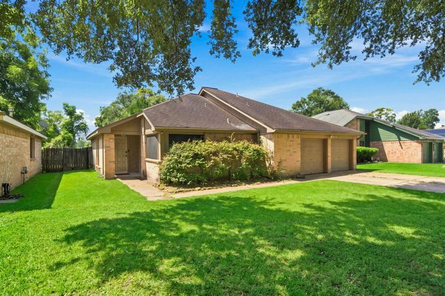 807 Highland Woods Drive, Highlands, TX 77562