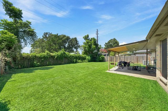 807 Highland Woods Drive, Highlands, TX 77562