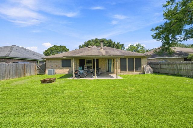 807 Highland Woods Drive, Highlands, TX 77562