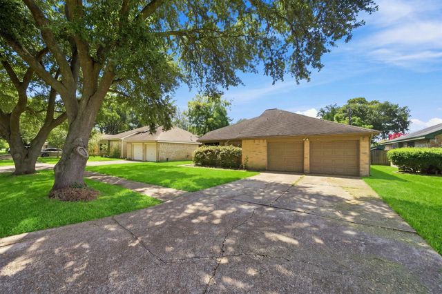807 Highland Woods Drive, Highlands, TX 77562