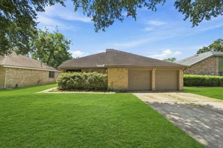 807 Highland Woods Drive, Highlands, TX 77562
