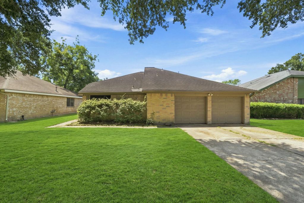 807 Highland Woods Drive, Highlands, TX 77562