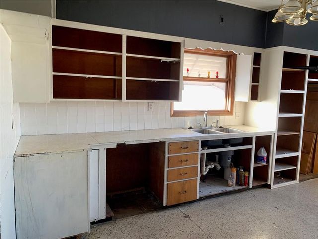 1002 S 22nd Street, St Joseph, MO 64507