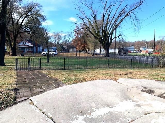 1002 S 22nd Street, St Joseph, MO 64507