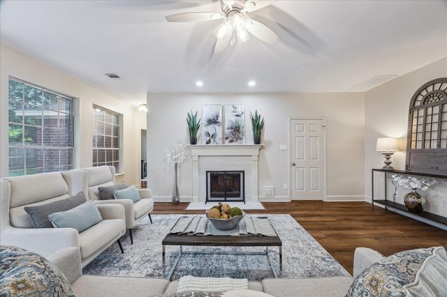 1808 Oakleaf Circle, Pearland, TX 77581