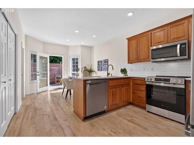 2442 Nw PETTYGROVE St, Portland, OR 97210