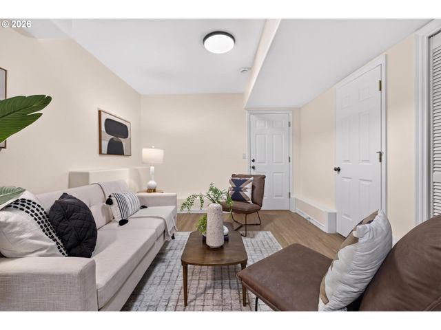 2442 Nw PETTYGROVE St, Portland, OR 97210