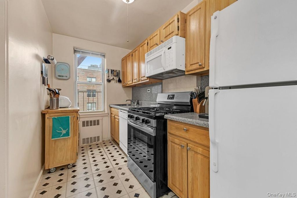 66-33 Yellowstone Boulevard 5B, Forest Hills, NY 11375 — photo 3