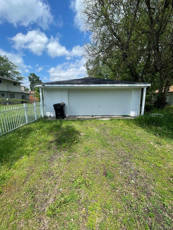 19800 Berg Road, Detroit, MI 48219