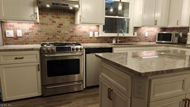 1118 Fairway DR, Chesapeake, VA 23320