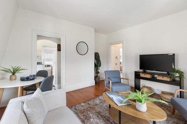 26 Linnaean St 3, Cambridge, MA 02138